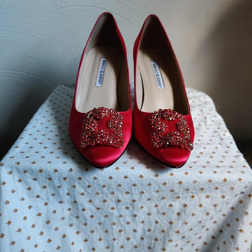 Manolo Blahnik Red Silk Hangisi Pumps